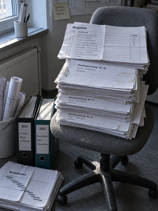 Bauleiter rechnet abends im Büro die Stunden zusammen, die kein Honorar deckt