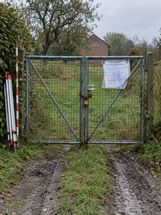 Büroleitung rechnet abends die Posten zusammen, die nie abgerechnet wurden