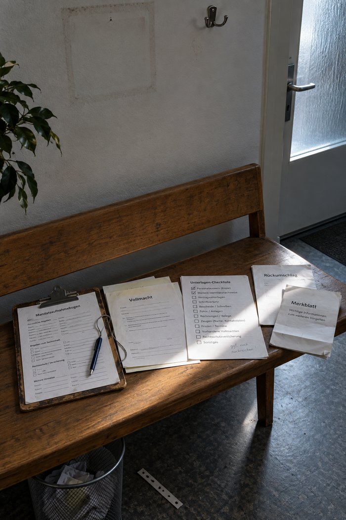 Die Unterlagen des ersten Termins liegen bereit auf der Wartebank im Kanzleiflur