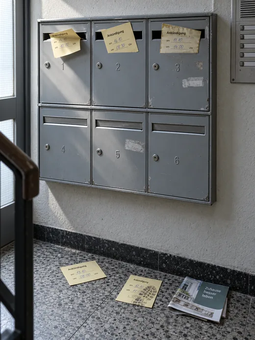 Briefkastenanlage im Hausflur, in der die Terminankündigung ohne Rückweg landet