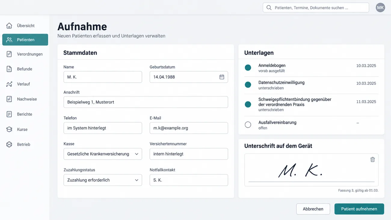 Maske: Aufnahme eines neuen Patienten mit Stammdaten von Anschrift und Kasse bis Zuzahlungsstatus und Notfallkontakt, der Liste der Unterlagen mit vorab ausgefülltem Anmeldebogen, unterschriebenen Einwilligungen und offener Ausfallvereinbarung und dem Unterschriftenfeld auf dem Gerät mit Angabe der gültigen Fassung