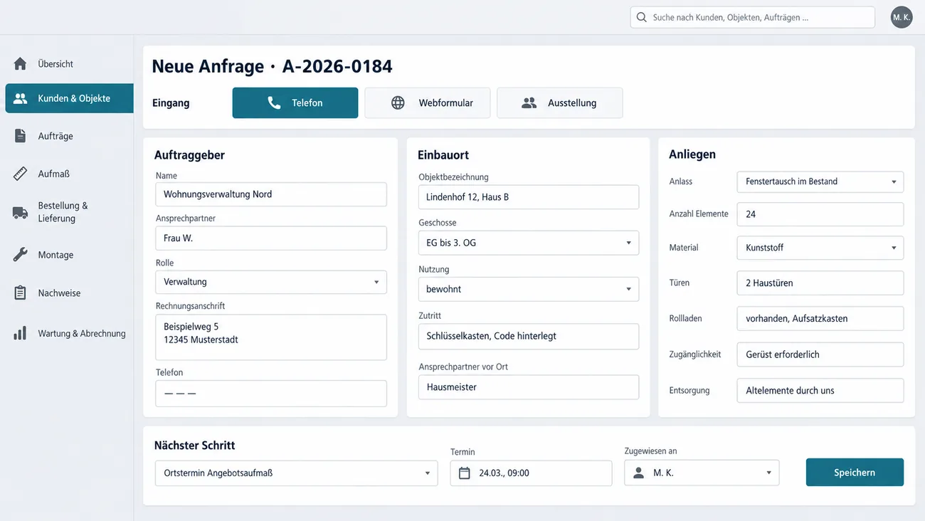 Maske: Erfassung einer neuen Anfrage mit Eingangsweg Telefon, Webformular oder Ausstellung, getrennten Spalten für Auftraggeber, Einbauort und Anliegen und dem nächsten Schritt Ortstermin Angebotsaufmaß