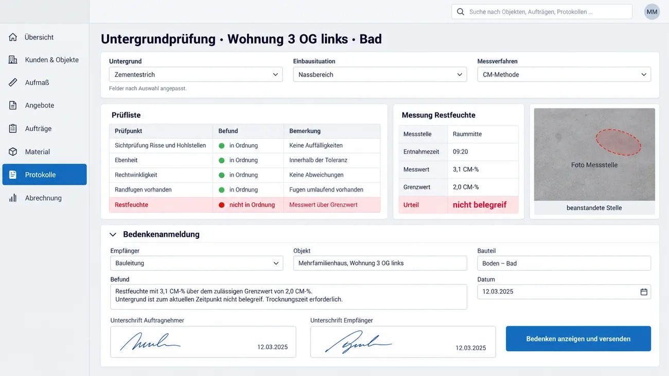 Maske: Untergrundprüfung mit Prüfliste, rot markierter Restfeuchte, Messkarte mit 3,1 CM-% über dem Grenzwert und Urteil nicht belegreif, Foto der Messstelle und vorbefüllter Bedenkenanmeldung mit zwei Unterschriften
