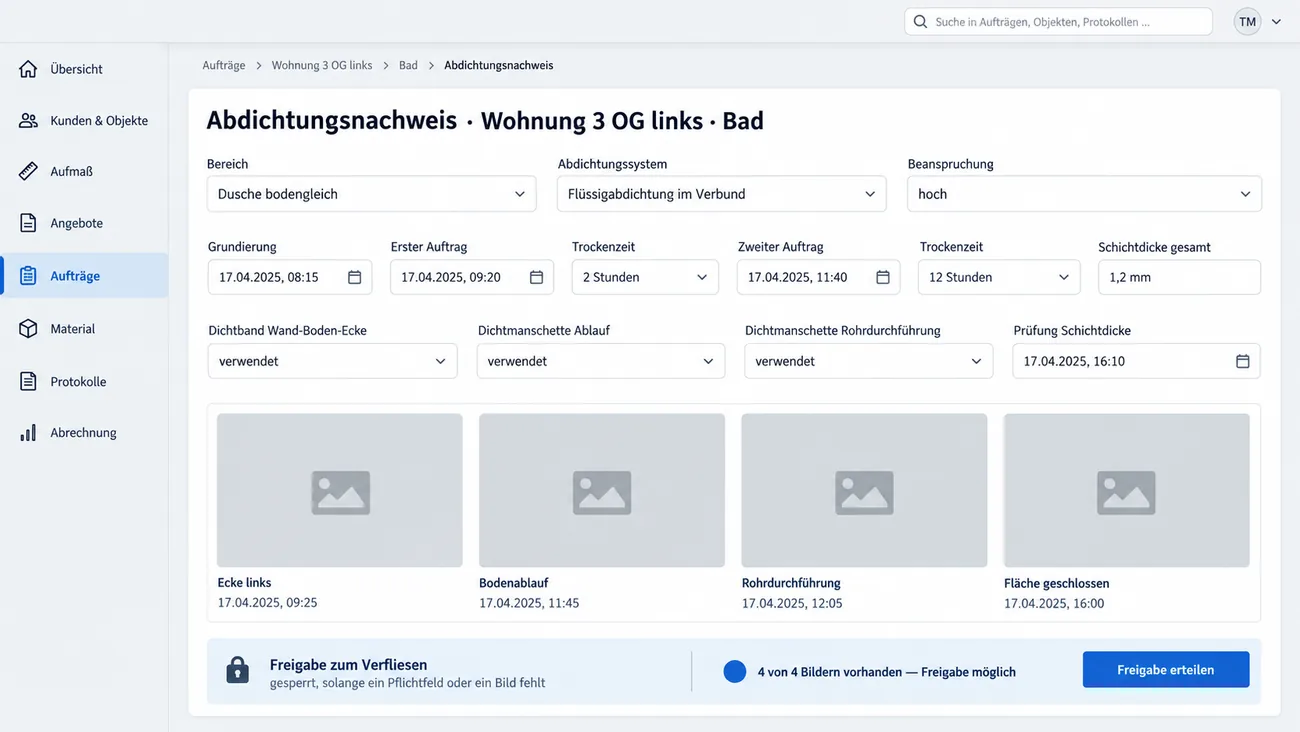 Maske: Abdichtungsnachweis für die bodengleiche Dusche mit System, Aufträgen, Trockenzeiten und Schichtdicke, Dichtbändern und Manschetten, vier Pflichtfotos mit Zeitstempel und der Freigabe zum Verfliesen, die bis dahin gesperrt bleibt