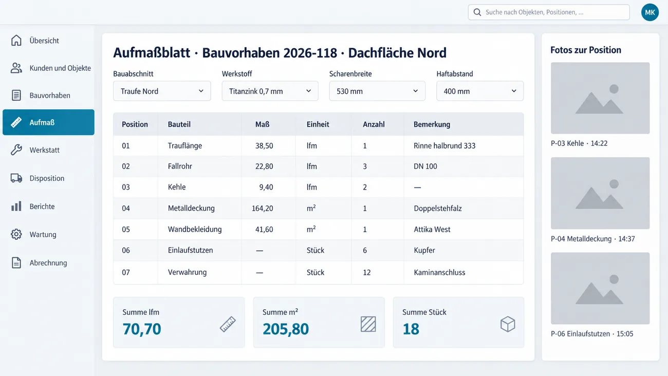 Maske: Aufmaßblatt einer Dachfläche mit Werkstoff, Scharenbreite und Haftabstand, Positionen von der Trauflänge bis zur Verwahrung in lfm, m² und Stück mit getrennten Summen und Fotos zur Position am Rand