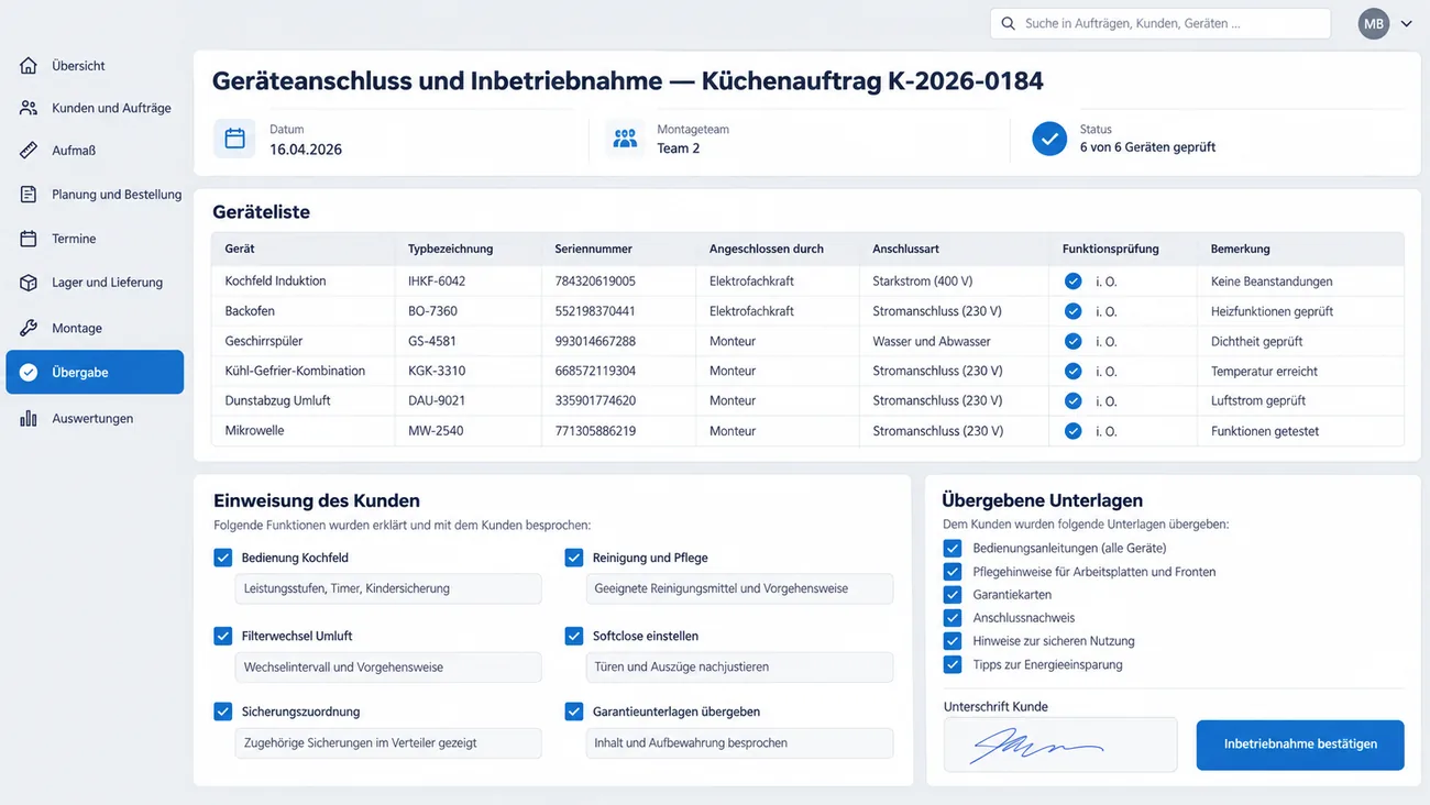 Maske: Geräteliste mit Typ, Seriennummer, Anschlussart, ausführender Person und Funktionsprüfung für sechs Geräte, darunter die Einweisung des Kunden und daneben die übergebenen Unterlagen mit Unterschrift
