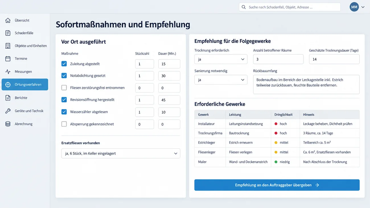 Maske: Sofortmaßnahmen mit Stückzahl und Dauer je Maßnahme und eingelagerten Ersatzfliesen, daneben die Empfehlung zu Trocknung, Sanierung und Rückbauumfang und die Tabelle der erforderlichen Gewerke mit Dringlichkeit