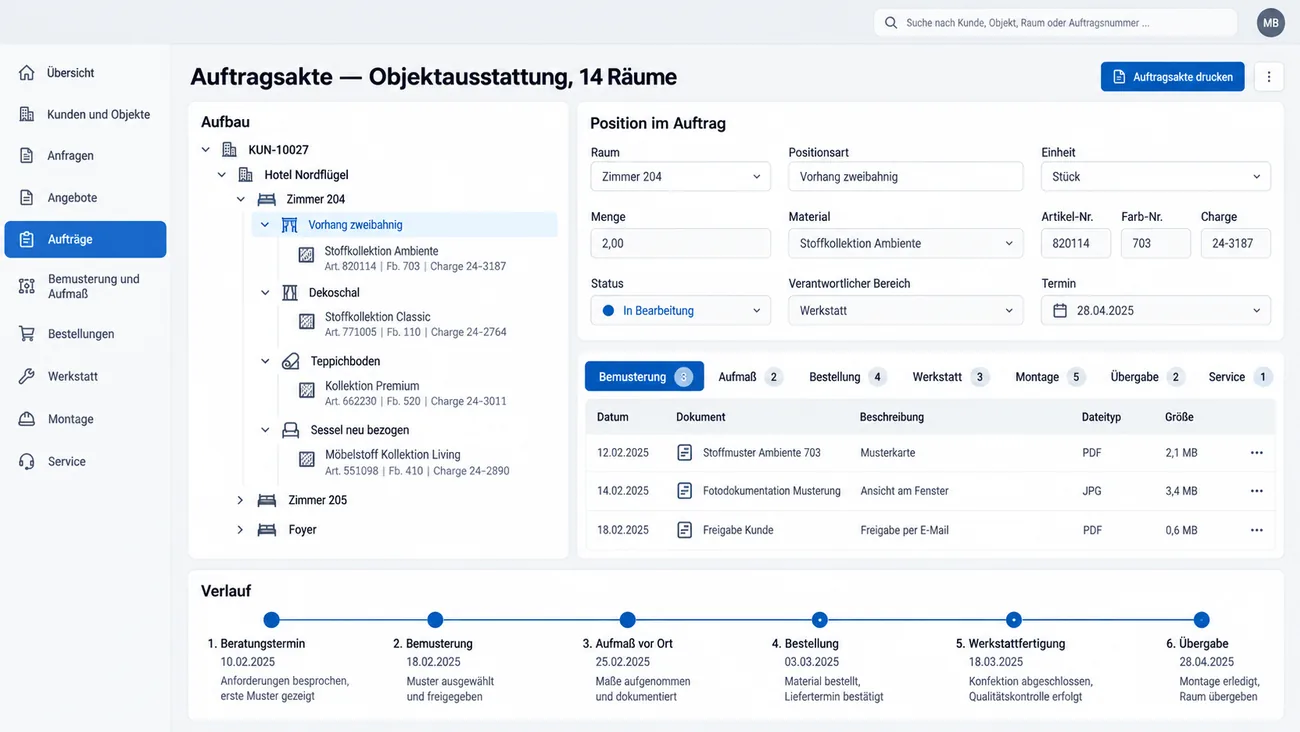Maske: Auftragsakte einer Objektausstattung mit dem Baum aus Kunde, Objekt, Raum, Position und Material samt Charge, der Detailkarte der Position, Dokumentreitern von Bemusterung bis Service und dem datierten Verlauf