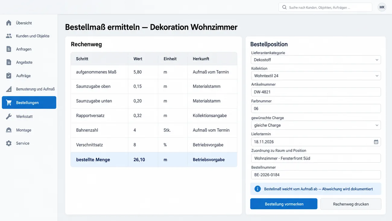Maske: Bestellmaß mit dem offengelegten Rechenweg vom aufgenommenen Maß über Saumzugaben, Rapportversatz, Bahnenzahl und Verschnittsatz zur bestellten Menge, je Wert mit Herkunft, daneben die Bestellposition mit gewünschter Charge und Zuordnung zum Raum