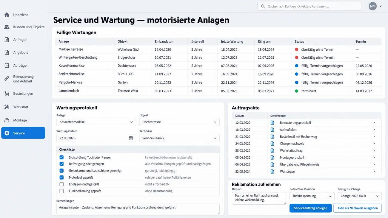 Maske: Service und Wartung motorisierter Anlagen mit Fälligkeiten und Status je Anlage, der Checkliste des Wartungsprotokolls, der datierten Auftragsakte vom Bemusterungsprotokoll bis zu den Wartungen und dem Feld zur Reklamationsaufnahme mit Chargenbezug
