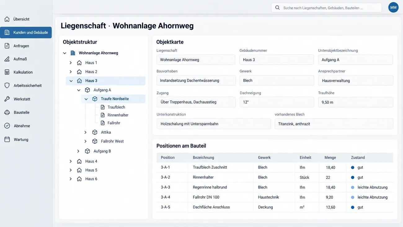 Maske: Objektakte einer Wohnanlage mit dem Strukturbaum aus Liegenschaft, Haus, Aufgang, Bauteil und Position, der Objektkarte mit Dachneigung, Traufhöhe und vorhandenem Blech und den Positionen samt Gewerk, Einheit und Zustand