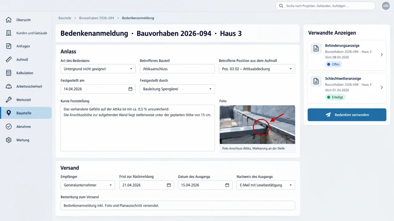 Maske: Bedenkenanmeldung mit Art des Bedenkens, betroffenem Bauteil und Aufmaßposition, kurzer Feststellung, markiertem Foto am Attikaanschluss, Versand mit Empfänger, Frist und Ausgangsnachweis sowie den verwandten Behinderungs- und Schlechtwetteranzeigen