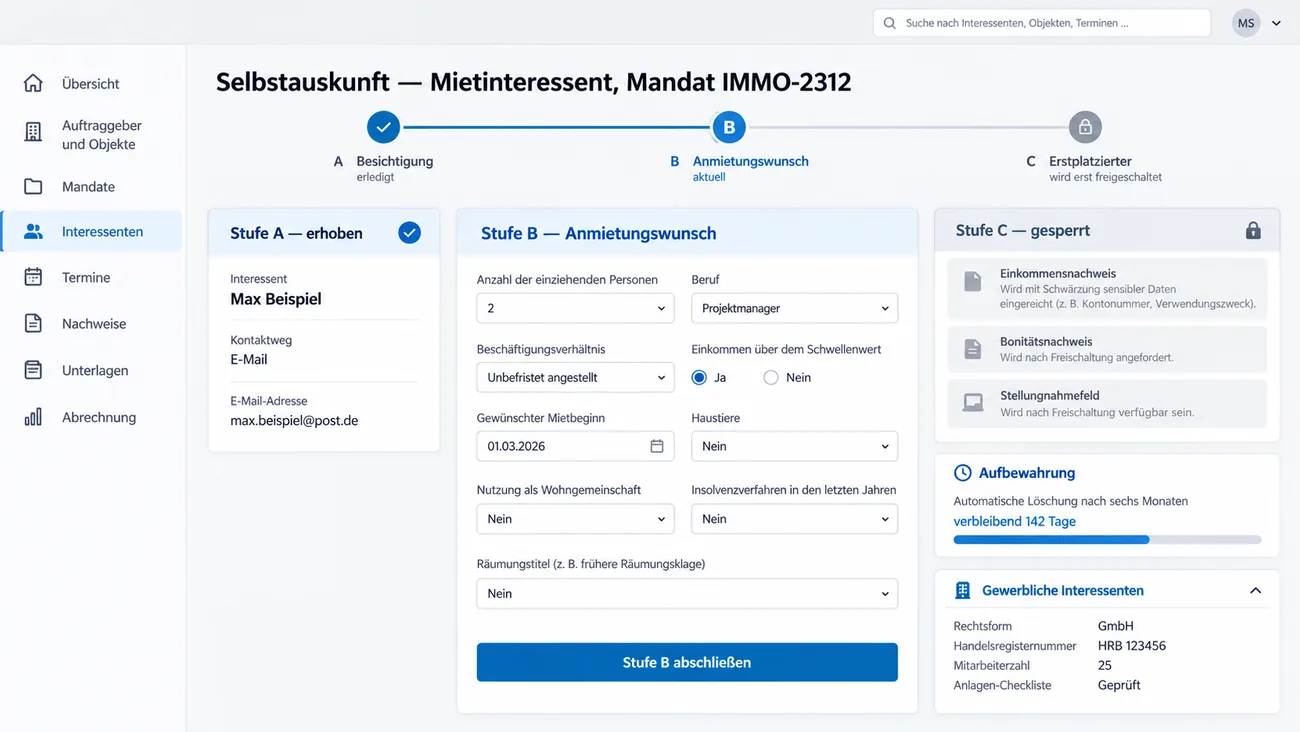 Maske: dreistufige Selbstauskunft eines Mietinteressenten mit erledigter Stufe Besichtigung, dem aktiven Formular zum Anmietungswunsch von Personenzahl über Beruf und Einkommensschwelle bis zum Räumungstitel, der gesperrten Stufe für Nachweise, der Löschfrist mit verbleibenden Tagen und dem Reiter für gewerbliche Interessenten