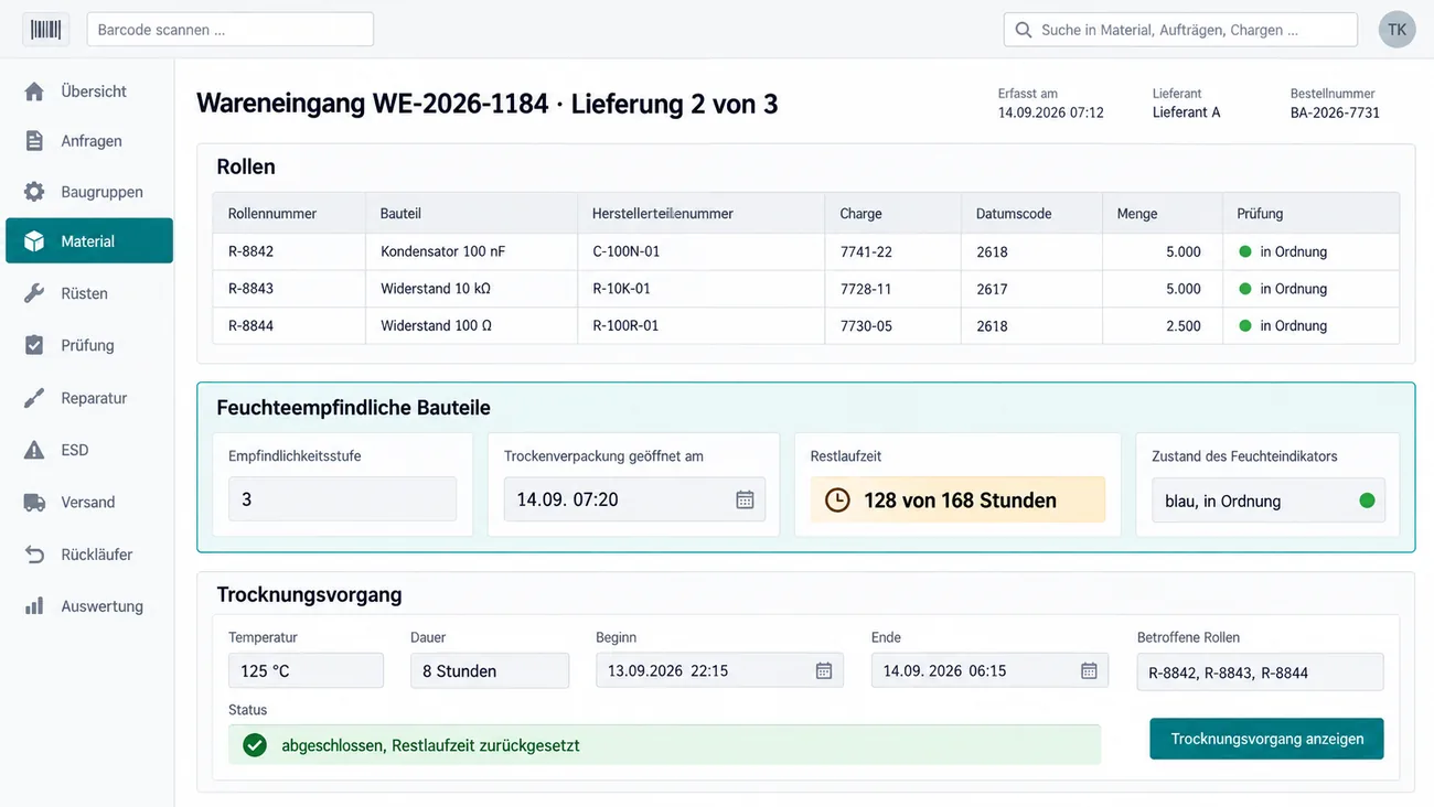 Maske: Wareneingang der zweiten von drei Lieferungen mit der Rollentabelle aus Rollennummer, Bauteil, Teilenummer, Charge, Datumscode, Menge und Prüfergebnis, dem Block für feuchteempfindliche Bauteile mit Empfindlichkeitsstufe, Öffnungszeitpunkt der Trockenverpackung, Restlaufzeit von 128 von 168 Stunden und Feuchteindikator und dem abgeschlossenen Trocknungsvorgang mit Temperatur, Dauer, Beginn, Ende und betroffenen Rollen