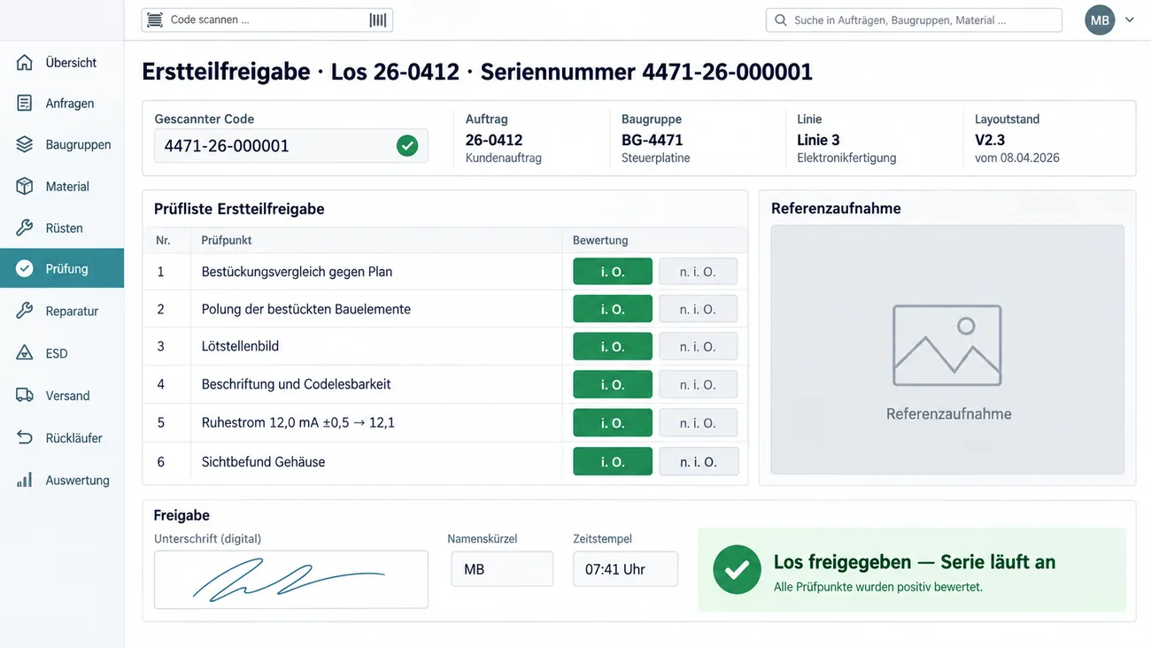 Maske: Erstteilfreigabe für das erste Board eines Loses mit gescanntem Code und vorbefülltem Auftrag, Baugruppe, Linie und Layoutstand, der Prüfliste mit sechs Prüfpunkten vom Bestückungsvergleich über Polung, Lötstellenbild und Ruhestrom bis zum Sichtbefund Gehäuse, je mit großen Schaltflächen für in Ordnung und nicht in Ordnung, daneben die Referenzaufnahme, unten Unterschrift, Kürzel, Zeitstempel und die Freigabe des Loses