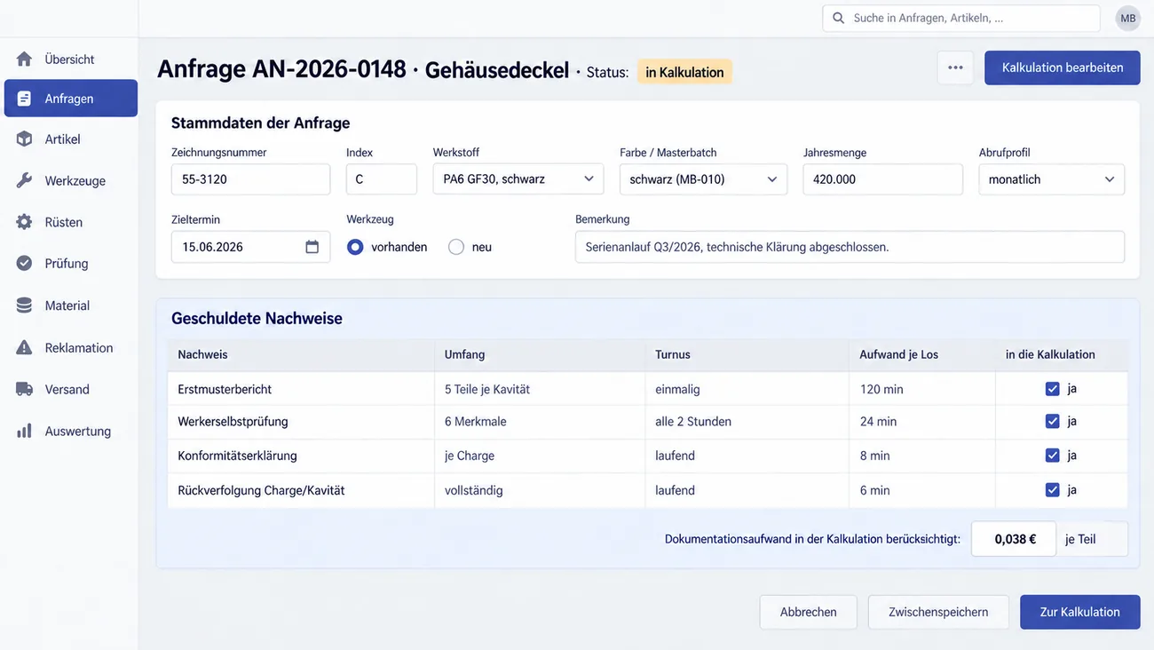 Maske: Anfrage AN-2026-0148 für einen Gehäusedeckel in Kalkulation mit Zeichnungsnummer, Index, Werkstoff PA6 GF30 schwarz, Masterbatch, Jahresmenge 420.000, Abrufprofil, Zieltermin und vorhandenem Werkzeug, der Tabelle „Geschuldete Nachweise“ vom Erstmusterbericht bis zur Rückverfolgung mit Umfang, Turnus, Aufwand je Los und Übernahme in die Kalkulation und dem eingerechneten Dokumentationsaufwand von 0,038 € je Teil