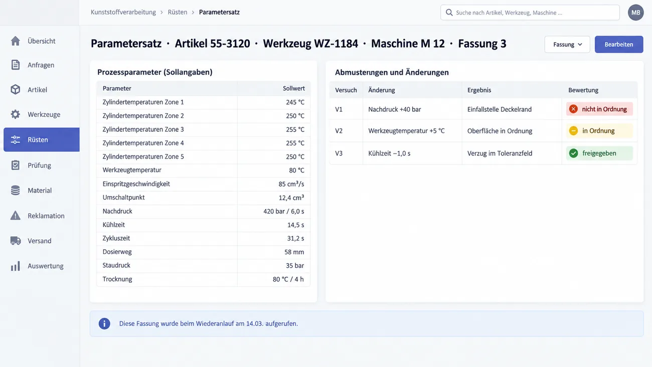 Maske: Parametersatz Fassung 3 für Artikel 55-3120 auf Werkzeug WZ-1184 und Maschine M 12 mit den Sollwerten für fünf Zylinderzonen, Werkzeugtemperatur, Einspritzgeschwindigkeit, Umschaltpunkt, Nachdruck, Kühlzeit, Zykluszeit, Dosierweg, Staudruck und Trocknung, der Tabelle „Abmusterungen und Änderungen“ mit drei Versuchen bis zur Freigabe und dem Hinweis, dass diese Fassung beim Wiederanlauf am 14.03. aufgerufen wurde