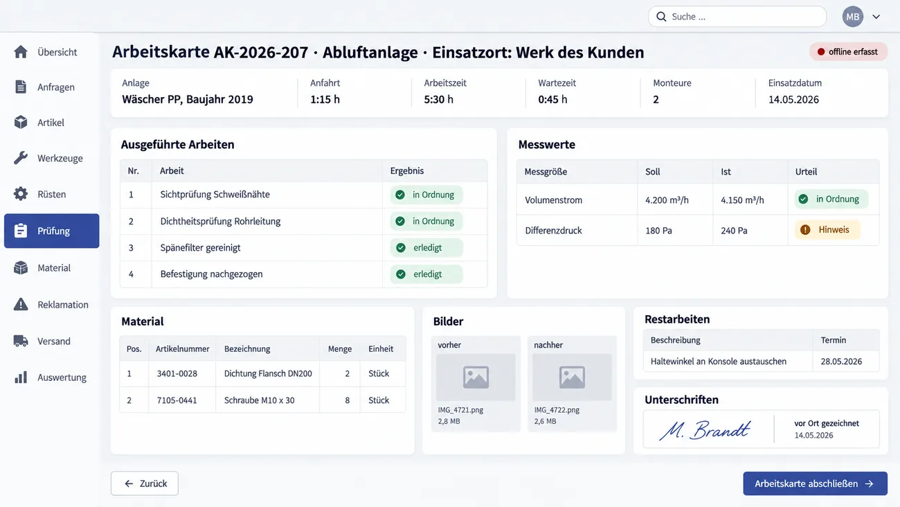 Maske: Arbeitskarte AK-2026-207 für eine Abluftanlage im Werk des Kunden, offline erfasst, mit Anlage Wäscher PP, Anfahrt, Arbeitszeit, Wartezeit und zwei Monteuren, den ausgeführten Arbeiten von der Sichtprüfung der Schweißnähte bis zur nachgezogenen Befestigung, Messwerten für Volumenstrom und Differenzdruck mit Urteil, zwei Materialpositionen, Bildplätzen vorher und nachher, einer Restarbeit mit Termin und der Unterschrift vor Ort