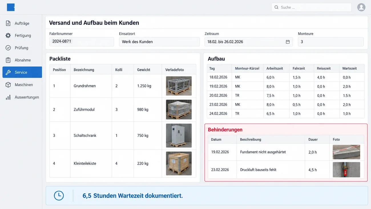 Maske: Versand und Aufbau beim Kunden mit Fabriknummer, Einsatzort, Zeitraum und Zahl der Monteure, der Packliste mit Grundrahmen, Zuführmodul, Schaltschrank und Kleinteilekiste samt Kolli, Gewicht und Verladefoto, den Aufbautagen mit Arbeits-, Fahrt-, Reise- und Wartezeit, dem rot umrandeten Abschnitt Behinderungen mit nicht ausgehärtetem Fundament und fehlender Druckluft und der Summe von 6,5 Stunden Wartezeit