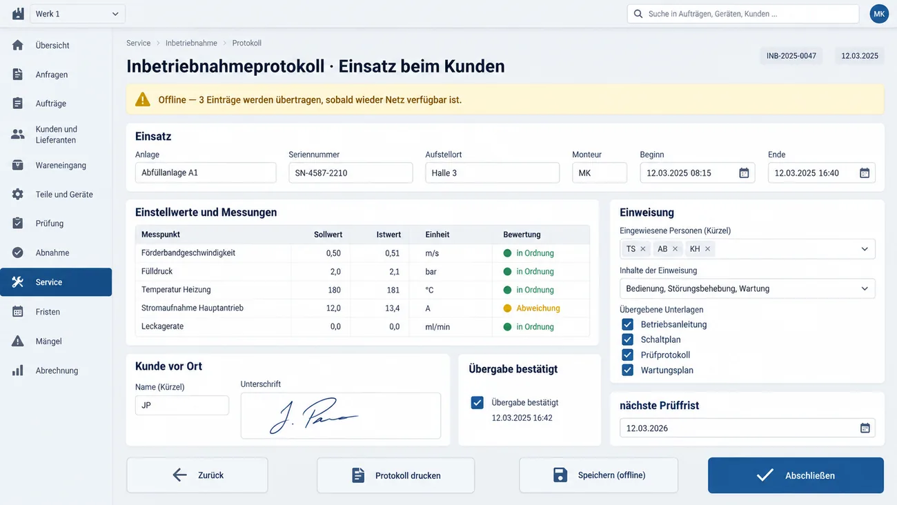 Maske: Inbetriebnahmeprotokoll beim Kunden im Offline-Modus mit dem Hinweis auf drei noch zu übertragende Einträge, den Einsatzdaten von Anlage und Seriennummer bis Beginn und Ende, der Tabelle der Einstellwerte und Messungen mit Soll, Ist und Bewertung, der Einweisung samt übergebenen Unterlagen, der Unterschrift des Kunden vor Ort, der nächsten Prüffrist und großen Schaltflächen