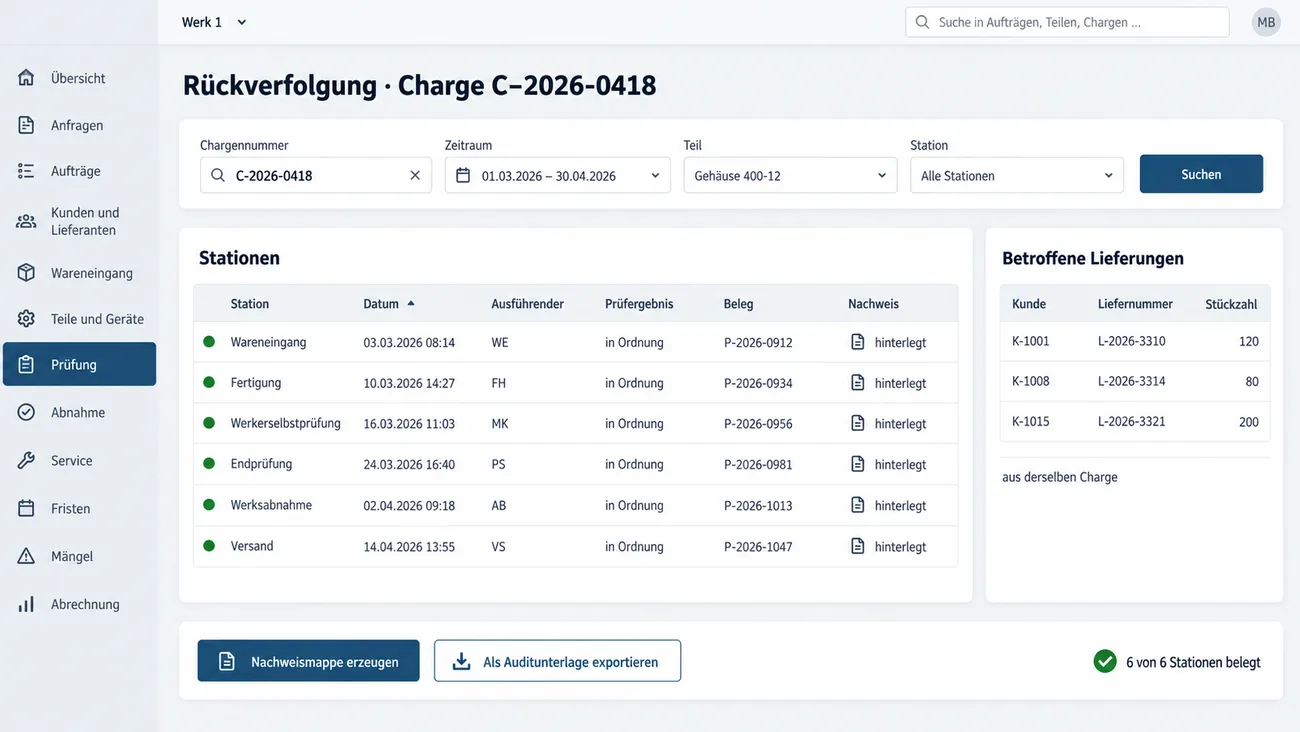 Maske: Rückverfolgung einer Charge mit Suchzeile und Filtern für Zeitraum, Teil und Station, der Tabelle aller Stationen vom Wareneingang bis zum Versand mit Datum, Kürzel, Prüfergebnis, Belegnummer und hinterlegtem Nachweis, den betroffenen Lieferungen aus derselben Charge und dem Export als Nachweismappe oder Auditunterlage