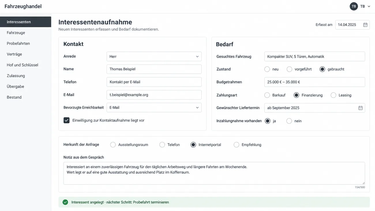 Maske: Interessentenaufnahme mit Erfassungsdatum, dem Block Kontakt mit Anrede, Name, Telefon, E-Mail, bevorzugter Erreichbarkeit und angehakter Einwilligung zur Kontaktaufnahme, dem Block Bedarf mit gesuchtem Fahrzeug, Zustand neu, vorgeführt oder gebraucht, Budgetrahmen, Zahlungsart Barkauf, Finanzierung oder Leasing, gewünschtem Liefertermin und vorhandener Inzahlungnahme, der Auswahl Herkunft der Anfrage mit markiertem Internetportal, einer Notiz aus dem Gespräch und der Statuszeile Interessent angelegt, nächster Schritt Probefahrt terminieren