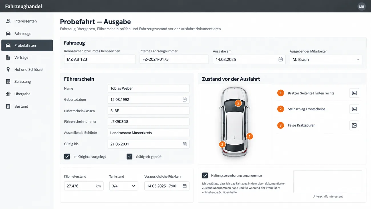 Maske: Ausgabe zur Probefahrt mit Kennzeichen, interner Fahrzeugnummer, Ausgabedatum und ausgebendem Mitarbeiter, dem Block Führerschein mit Name, Geburtsdatum, Klassen B und BE, Führerscheinnummer, ausstellender Behörde, Gültigkeit und den Haken im Original vorgelegt und Gültigkeit geprüft, der Fahrzeugsilhouette in Draufsicht mit drei nummerierten Markierungen für einen Kratzer am Seitenteil hinten rechts, einen Steinschlag in der Frontscheibe und Kratzspuren an der Felge, jeweils mit Bildanhang, sowie Kilometerstand, Tankstand, voraussichtlicher Rückkehr, angenommener Haftungsvereinbarung und leerem Unterschriftsfeld für den Interessenten