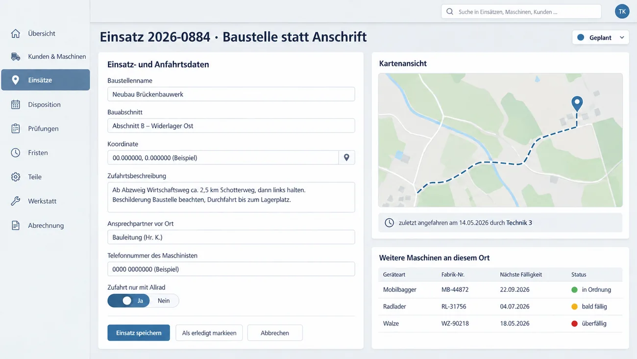 Maske: Einsatz mit Baustelle statt Anschrift, den Feldern Baustellenname, Bauabschnitt, Koordinate, Zufahrtsbeschreibung, Ansprechpartner vor Ort und Telefonnummer des Maschinisten, dem Schalter Zufahrt nur mit Allrad, der Kartenansicht mit Markierung und eingezeichnetem Zufahrtsweg, dem Hinweis auf die letzte Anfahrt durch Technik 3 und der Liste weiterer Maschinen an diesem Ort mit Fabrik-Nr., nächster Fälligkeit und Status