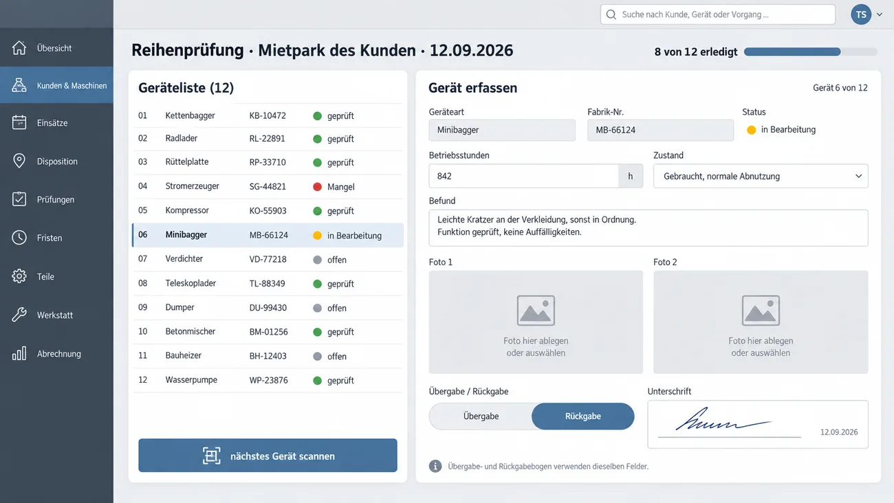 Maske: Reihenprüfung im Mietpark des Kunden mit dem Stand 8 von 12 erledigt, der Geräteliste mit Geräteart, Fabrik-Nr. und Status von geprüft über Mangel bis offen, der Schaltfläche nächstes Gerät scannen, der Erfassungskarte des aktiven Minibaggers mit Betriebsstunden, Zustand, Befund und zwei Fotoplätzen, dem Umschalter Übergabe oder Rückgabe auf Rückgabe, der Unterschrift und dem Hinweis, dass Übergabe- und Rückgabebogen dieselben Felder verwenden