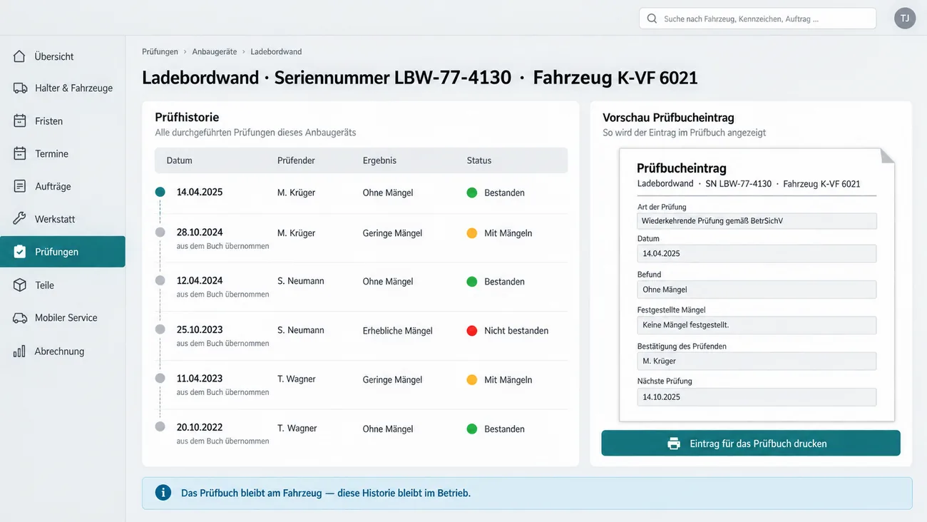 Maske: Prüfhistorie der Ladebordwand LBW-77-4130 am Fahrzeug K-VF 6021 mit sechs halbjährlichen Prüfungen seit Oktober 2022, Prüfendem, Ergebnis und farbigem Status, die älteren mit dem Vermerk aus dem Buch übernommen, daneben die Vorschau des Prüfbucheintrags mit Art der Prüfung, Datum, Befund, festgestellten Mängeln, Bestätigung und nächster Prüfung, die Schaltfläche Eintrag für das Prüfbuch drucken und der Hinweis, dass das Prüfbuch am Fahrzeug bleibt und die Historie im Betrieb