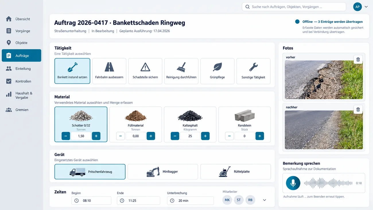 Maske: Erfassung zum Auftrag 2026-0417 Bankettschaden mit großen Auswahlkacheln statt Eingabefeldern für sechs Tätigkeiten, Bankett instand setzen gewählt, vier Materialien mit Mengenschritten von Schotter 0/32 mit 1,50 Tonnen bis Randstein, drei Geräten mit Pritschenfahrzeug gewählt, den Zeiten Beginn 08:10, Ende 11:25 und 20 Minuten Unterbrechung mit drei Mitarbeiterkürzeln, Fotos vorher und nachher, einer laufenden Sprachaufnahme für die Bemerkung und dem Status Offline mit drei Einträgen zur Übertragung