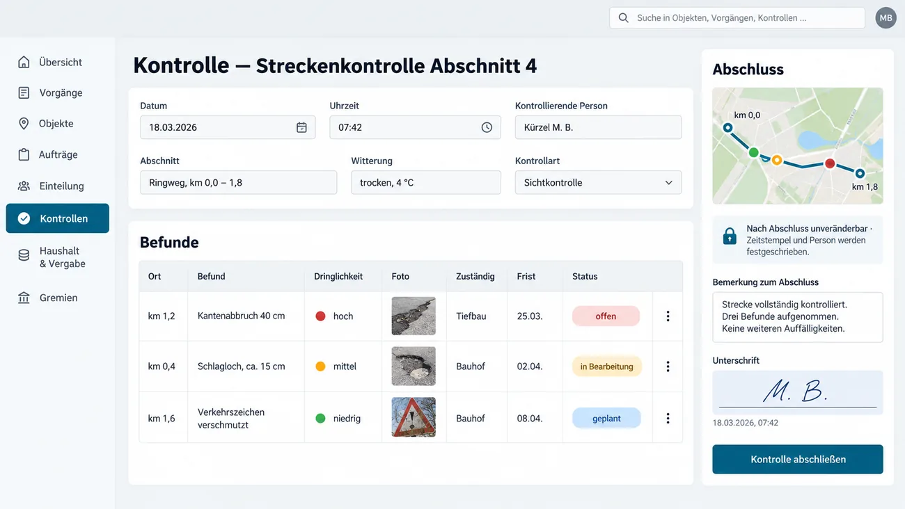 Maske: Streckenkontrolle Abschnitt 4 mit Datum 18.03.2026, Uhrzeit 07:42, Kürzel der kontrollierenden Person, Abschnitt km 0,0 bis 1,8, Witterung trocken bei 4 °C und Kontrollart Sichtkontrolle, der Tabelle Befunde mit Kantenabbruch, Schlagloch und verschmutztem Verkehrszeichen samt Ort, Dringlichkeit, Foto, Zuständigkeit, Frist und Status und der Karte Abschluss mit Streckenkarte, dem Hinweis Nach Abschluss unveränderbar, Bemerkung und Unterschrift mit Zeitstempel