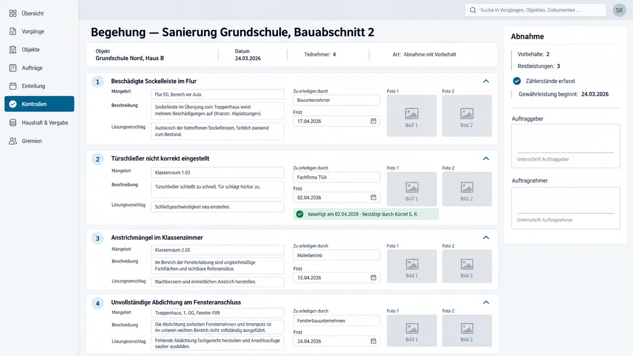 Maske: Begehung zur Sanierung einer Grundschule, Bauabschnitt 2, als Abnahme mit Vorbehalt am 24.03.2026 mit vier Teilnehmern, vier aufgeklappten Mängeln von der beschädigten Sockelleiste bis zur unvollständigen Abdichtung am Fensteranschluss mit Mangelort, Beschreibung, Lösungsvorschlag, zuständigem Unternehmen, Frist und je zwei Fotoplätzen, beim Türschließer der Vermerk beseitigt am 02.04.2026, und der Karte Abnahme mit zwei Vorbehalten, drei Restleistungen, erfassten Zählerständen, Gewährleistungsbeginn und zwei Unterschriftsfeldern