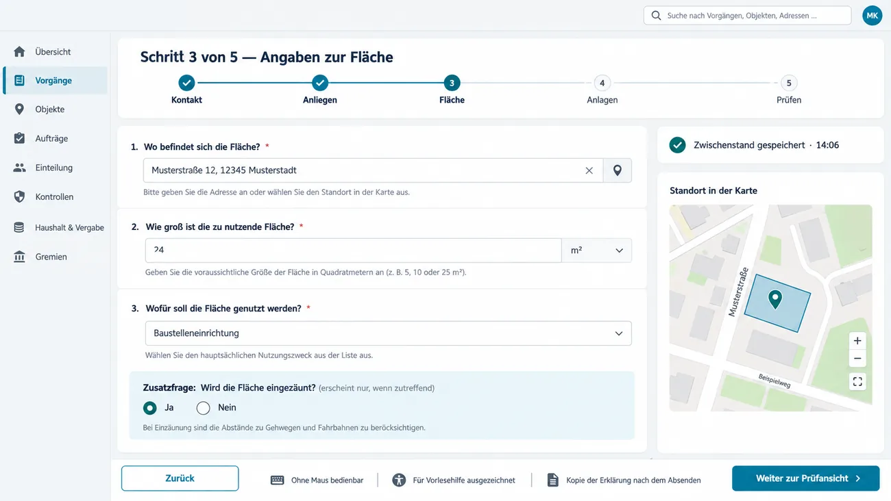 Maske: geführte Eingabe für Antragstellende in Schritt 3 von 5, Angaben zur Fläche, mit dem Fortschritt von Kontakt über Anliegen, Fläche und Anlagen bis Prüfen, drei großen Fragen zu Lage, Größe und Nutzung der Fläche mit Hilfetexten, einer Zusatzfrage zur Einzäunung, die nur erscheint, wenn sie zutrifft, einer Karte mit der markierten Fläche, dem Hinweis Zwischenstand gespeichert um 14:06 und der Leiste mit Zurück, Weiter zur Prüfansicht und den Hinweisen Ohne Maus bedienbar, Für Vorlesehilfe ausgezeichnet und Kopie der Erklärung nach dem Absenden