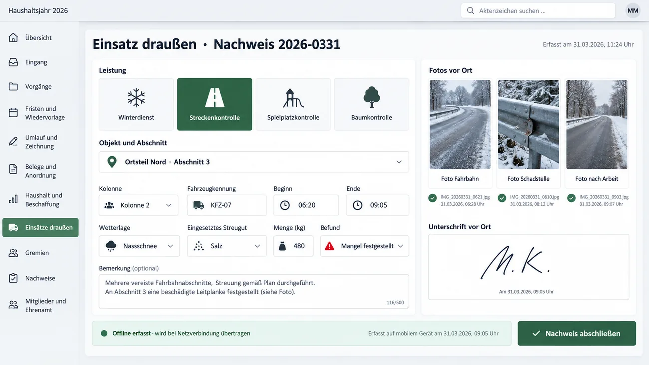 Maske: tastaturfreie Erfassung eines Einsatzes draußen mit großen Kacheln für Winterdienst, Streckenkontrolle, Spielplatz- und Baumkontrolle, Streckenkontrolle aktiv, der Auswahl von Ortsteil und Abschnitt, Kolonne, Fahrzeug, Beginn und Ende, Wetterlage Nassschnee, Streugut samt Menge und dem Befund Mangel festgestellt, drei Fotos von Fahrbahn, Schadstelle und Zustand nach der Arbeit, einer Unterschrift auf dem Gerät und dem Hinweis auf die Offline-Erfassung