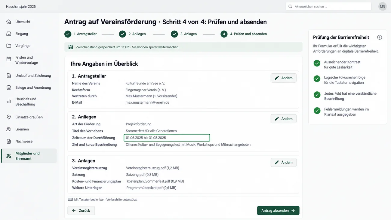Maske: Prüfansicht des Formulars zur Vereinsförderung im Schritt 4 von 4 mit Schrittleiste, dem Hinweis auf den gespeicherten Zwischenstand, den Angaben zu Antragsteller, Anliegen und Anlagen in großer Schrift mit je einer Schaltfläche Ändern, einem Feld mit sichtbarem Tastatur-Fokusrahmen, dem Hinweis auf Tastaturbedienung und Vorlesehilfe, der Karte Prüfung der Barrierefreiheit mit vier erfüllten Punkten und den Schaltflächen Zurück und Antrag absenden