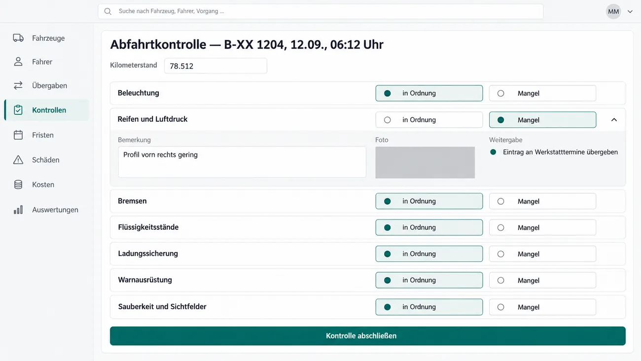 Maske: tastaturfreie Abfahrtkontrolle für B-XX 1204 am 12.09. um 06:12 Uhr mit dem einzigen Eingabefeld Kilometerstand 78.512 und sieben Prüfzeilen mit je einer großen Fläche in Ordnung und Mangel, Beleuchtung, Bremsen, Flüssigkeitsstände, Ladungssicherung, Warnausrüstung sowie Sauberkeit und Sichtfelder in Ordnung, Reifen und Luftdruck auf Mangel gesetzt und aufgeklappt mit der Bemerkung Profil vorn rechts gering, einem Fotofeld und der Weitergabe Eintrag an Werkstatttermine übergeben, unten die breite Schaltfläche Kontrolle abschließen