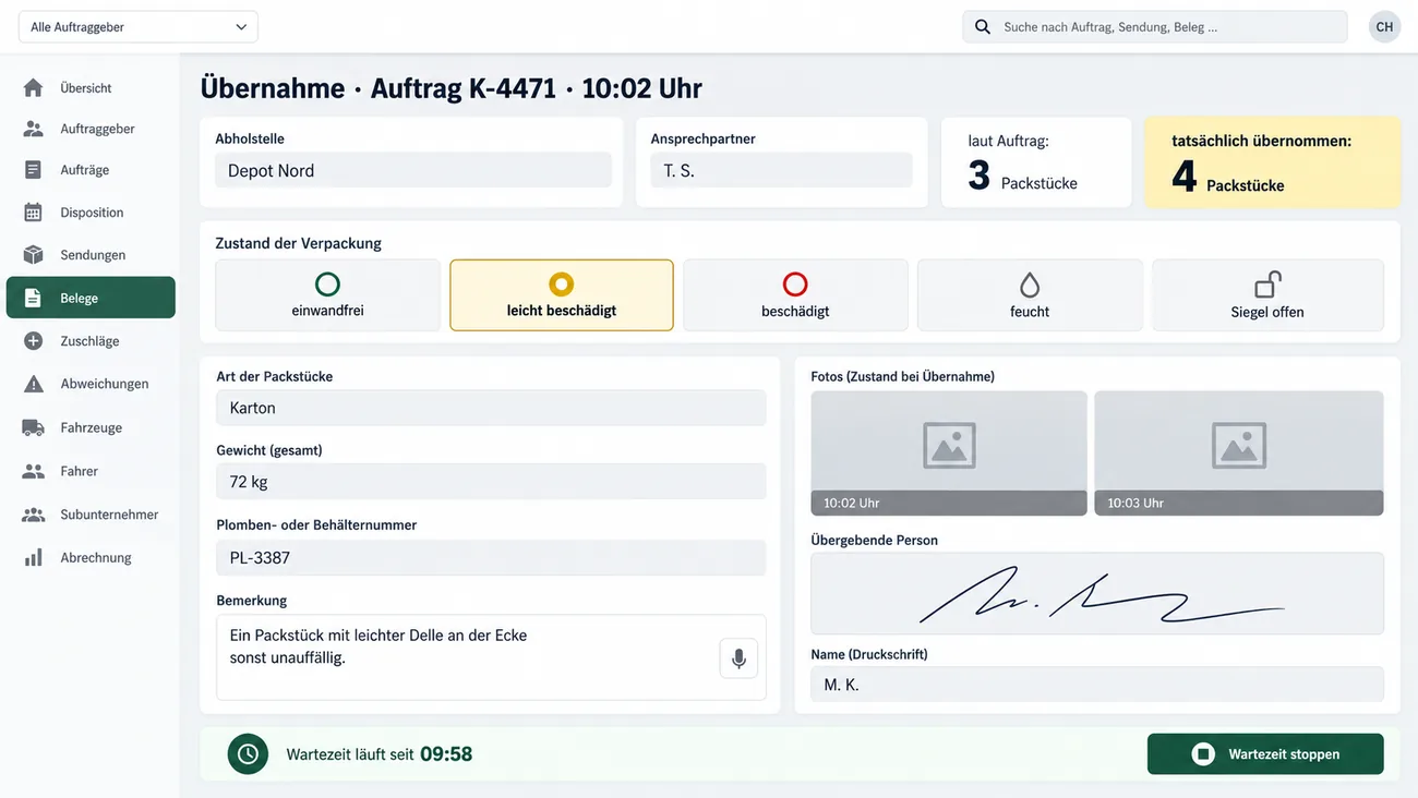 Maske: Übernahme zu Auftrag K-4471 um 10:02 Uhr mit Abholstelle Depot Nord, Ansprechpartner, laut Auftrag 3 Packstücken neben dem gelb hervorgehobenen Zählfeld tatsächlich übernommen: 4 Packstücke, der Kachelreihe Zustand der Verpackung mit einwandfrei, leicht beschädigt, gewählt, beschädigt, feucht und Siegel offen, den Feldern Art der Packstücke Karton, Gewicht 72 kg, Plomben- oder Behälternummer PL-3387 und einer diktierbaren Bemerkung zu einem Packstück mit leichter Delle an der Ecke, rechts zwei Fotokacheln mit den Zeitstempeln 10:02 und 10:03 Uhr, die Unterschrift der übergebenden Person mit Namen in Druckschrift und unten der Streifen Wartezeit läuft seit 09:58 mit der Schaltfläche Wartezeit stoppen