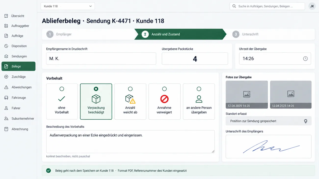 Maske: Ablieferbeleg zu Sendung K-4471 für Kunde 118 mit der Schrittleiste Empfänger, Anzahl und Zustand, aktiv, und Unterschrift, den Feldern Empfängername in Druckschrift, übergebene Packstücke 4 und Uhrzeit der Übergabe 14:26, der Kachelreihe Vorbehalt mit ohne Vorbehalt, Verpackung beschädigt, gewählt, Anzahl weicht ab, Annahme verweigert und an andere Person übergeben, der Beschreibung Außenverpackung an einer Ecke eingedrückt und eingerissen mit dem Hinweis konkret beschreiben, nicht pauschal, rechts zwei Fotokacheln mit Datum und Uhrzeit, der Zeile Standort erfasst, der Unterschrift des Empfängers und unten dem Streifen Beleg geht nach dem Speichern an Kunde 118, Format PDF, Referenznummer des Kunden eingesetzt