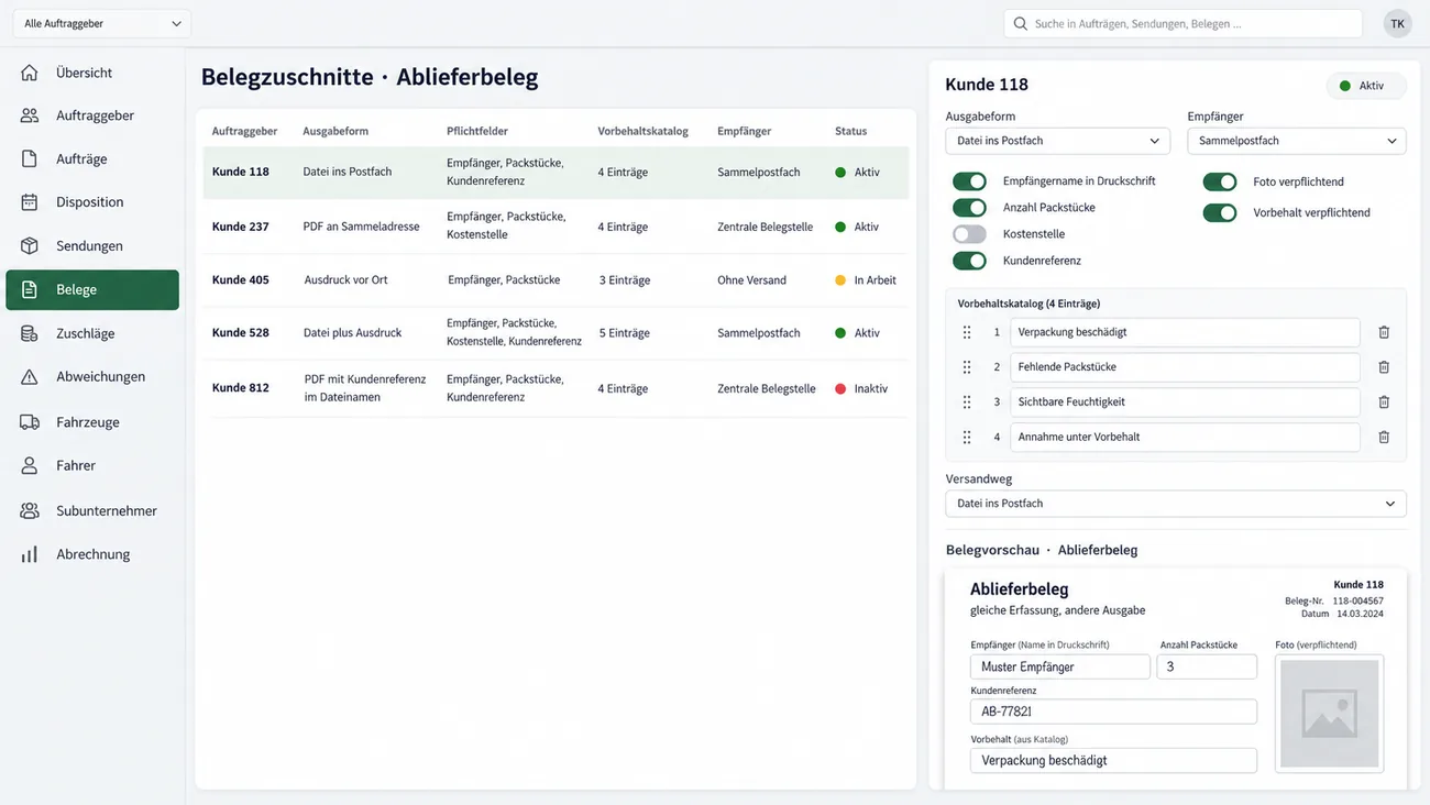 Maske: Belegzuschnitte für den Ablieferbeleg mit einer Tabelle von fünf Auftraggebern samt Ausgabeform von Datei ins Postfach über PDF an Sammeladresse, Ausdruck vor Ort und Datei plus Ausdruck bis PDF mit Kundenreferenz im Dateinamen, Pflichtfeldern, Zahl der Einträge im Vorbehaltskatalog, Empfänger und Status aktiv, in Arbeit oder inaktiv, rechts die geöffnete Detailkarte für Kunde 118 mit Ausgabeform und Empfänger, den gesetzten Schaltern Empfängername in Druckschrift, Anzahl Packstücke, Kundenreferenz, Foto verpflichtend und Vorbehalt verpflichtend, Kostenstelle aus, dem Vorbehaltskatalog mit vier Einträgen von Verpackung beschädigt bis Annahme unter Vorbehalt, dem Versandweg und darunter der Belegvorschau Ablieferbeleg mit der Zeile gleiche Erfassung, andere Ausgabe