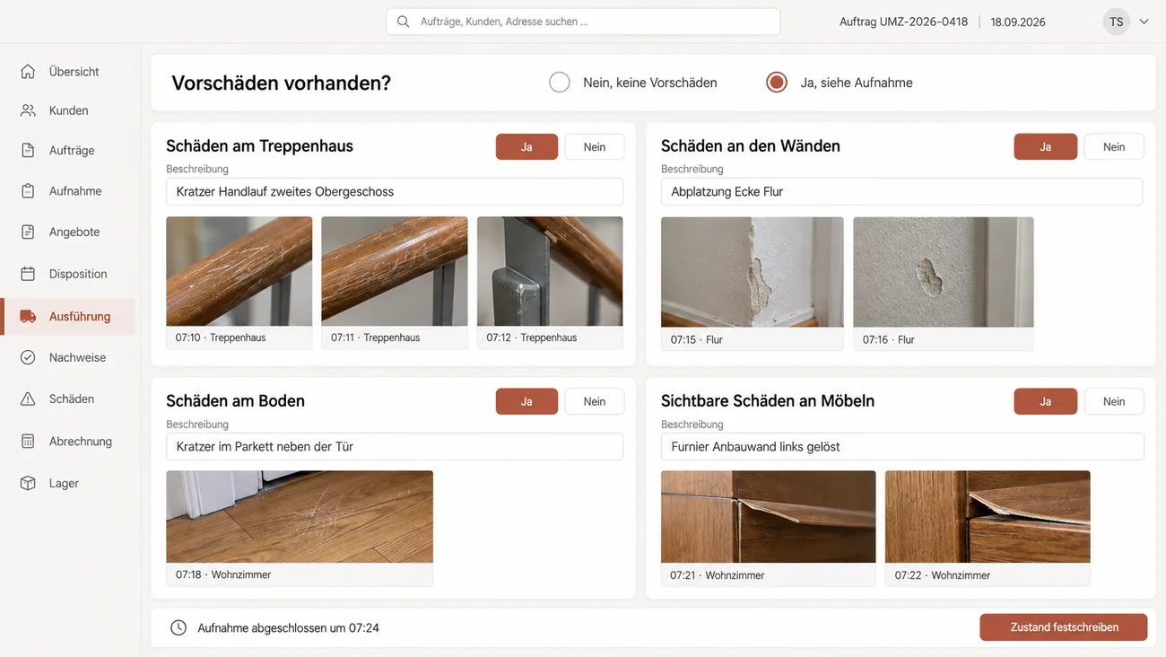 Maske: Vorschäden vorhanden mit der Auswahl Ja, siehe Aufnahme für Auftrag UMZ-2026-0418 am 18.09.2026 und vier Blöcken mit Ja-Nein-Schalter, Beschreibung und Fotos samt Uhrzeit und Ort, Schäden am Treppenhaus mit Kratzern am Handlauf im zweiten Obergeschoss und drei Fotos, Schäden an den Wänden mit einer Abplatzung an der Flurecke und zwei Fotos, Schäden am Boden mit einem Kratzer im Parkett neben der Tür und Sichtbare Schäden an Möbeln mit gelöstem Furnier links an der Anbauwand und zwei Fotos, unten Aufnahme abgeschlossen um 07:24 und die Schaltfläche Zustand festschreiben