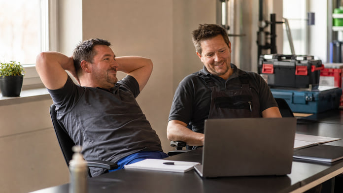 Entlastetes Team im Büro nach der Umstellung