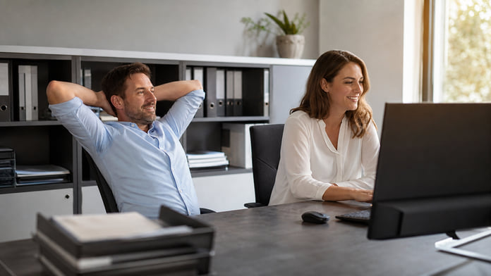 Entlastetes Team im Büro nach der Umstellung