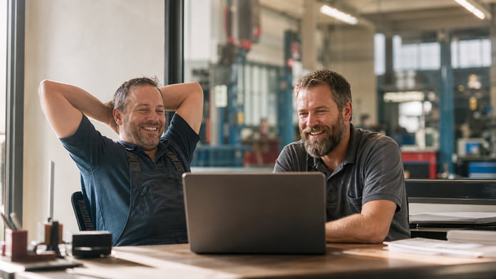 Entlastetes Team im Büro nach der Umstellung