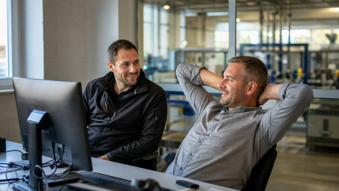 Entlastetes Team im Büro nach der Umstellung