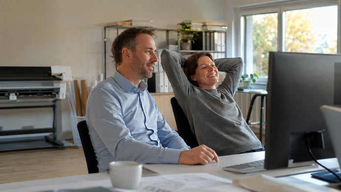 Entlastetes Team im Büro nach der Umstellung