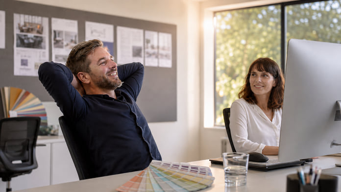Entlastetes Team im Büro nach der Umstellung