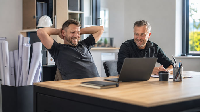 Entlastetes Team im Büro nach der Umstellung