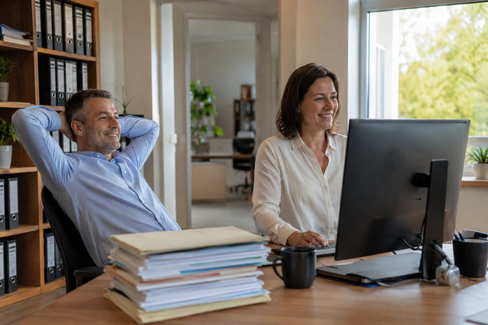 Entlastetes Team im Büro nach der Umstellung