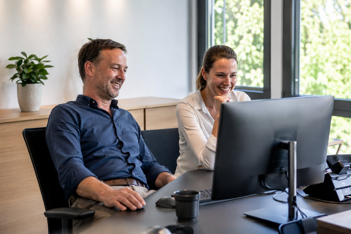 Entlastetes Team im Büro nach der Umstellung